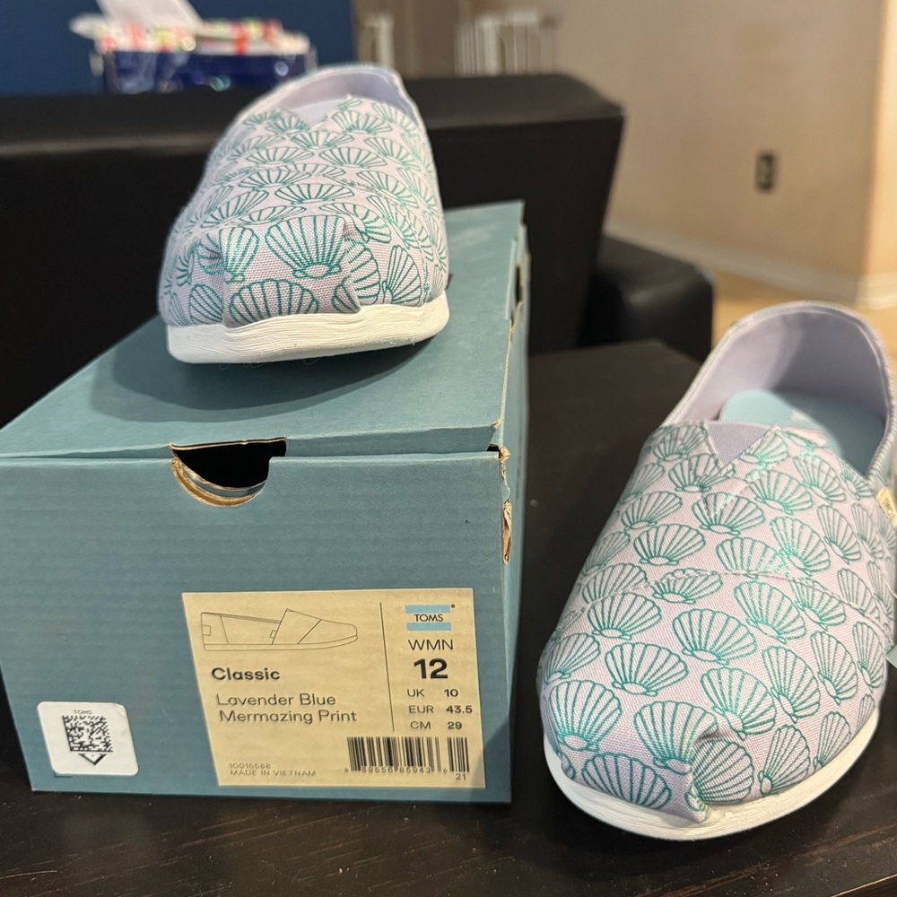 NWT Toms size 12